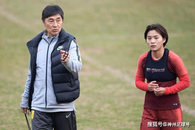 对比梅西与亚马尔在巴萨初期的足球数据